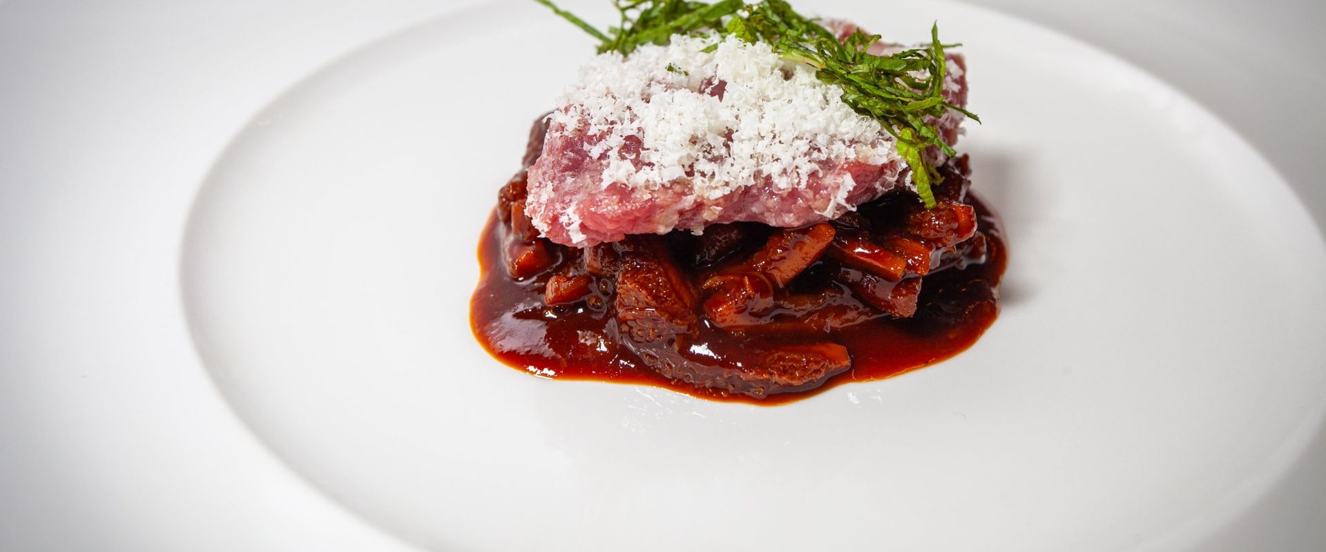 Carne cruda, fojolo menta e pecorino